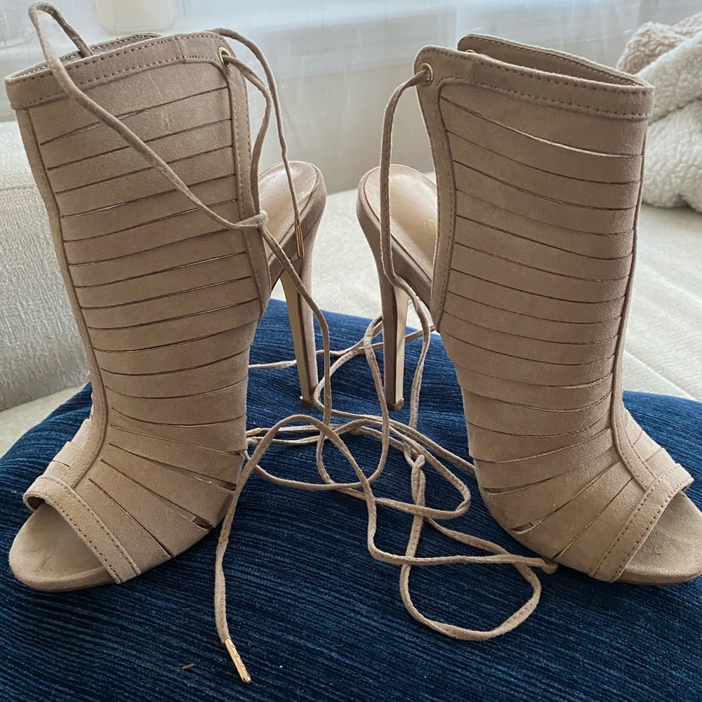 Stunning nude heels 😍